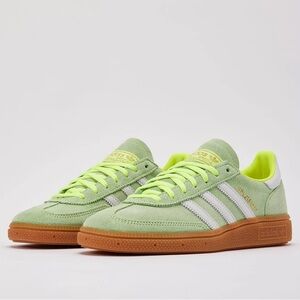 Adidas women Green Sneakers shoe size is an 8 fit like an 8 1/2 runs big